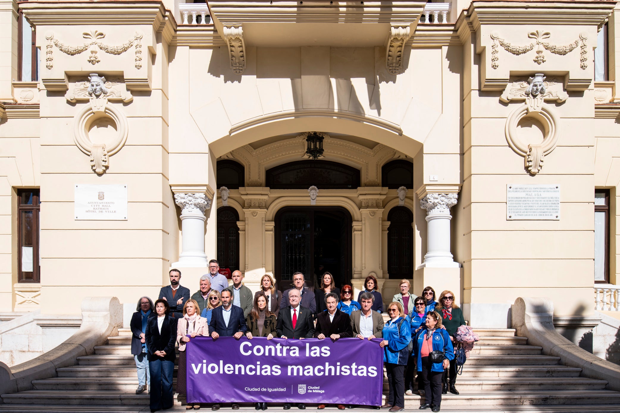El Ayuntamiento de Málaga ha mantenido un minuto de silencio en memoria de la mujer de Castellón víctima de violencia machista El Ayuntamiento de Málaga ha mantenido un minuto de silencio en memoria de la mujer de Castellón víctima de violencia machista