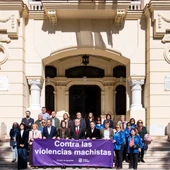 El Ayuntamiento de Málaga ha mantenido un minuto de silencio en memoria de la mujer de Castellón víctima de violencia machista El Ayuntamiento de Málaga ha mantenido un minuto de silencio en memoria de la mujer de Castellón víctima de violencia machista