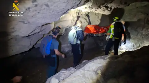 Agentes de la Guardia Civil y efectivos de bomberos tras recuperar el cuerpo sin vida del senderista de Crevillent hallado en la sierra de Albatera. Agentes de la Guardia Civil y efectivos de bomberos tras recuperar el cuerpo sin vida del senderista de Crevillent hallado en la sierra de Albatera.