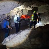 Agentes de la Guardia Civil y efectivos de bomberos tras recuperar el cuerpo sin vida del senderista de Crevillent hallado en la sierra de Albatera.