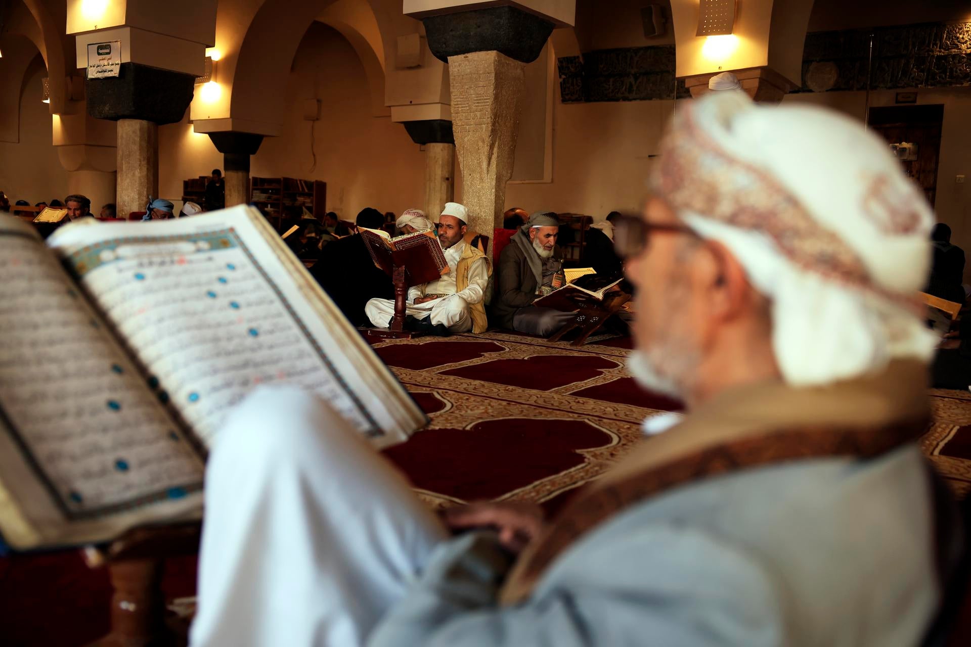 Imagen de archivo de varios musulmanes leyendo el Corán. Imagen de archivo de varios musulmanes leyendo el Corán.