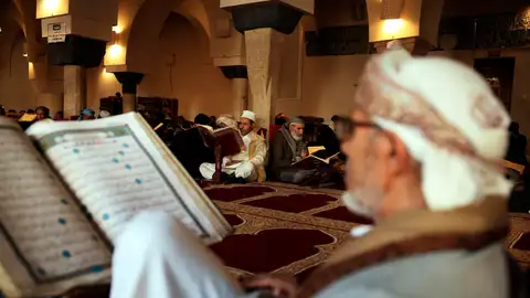 Imagen de archivo de varios musulmanes leyendo el Corán. Imagen de archivo de varios musulmanes leyendo el Corán.