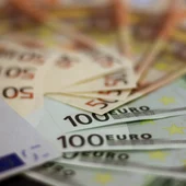 Imagen de archivo de varios de billetes de euro. Imagen de archivo de varios de billetes de euro.