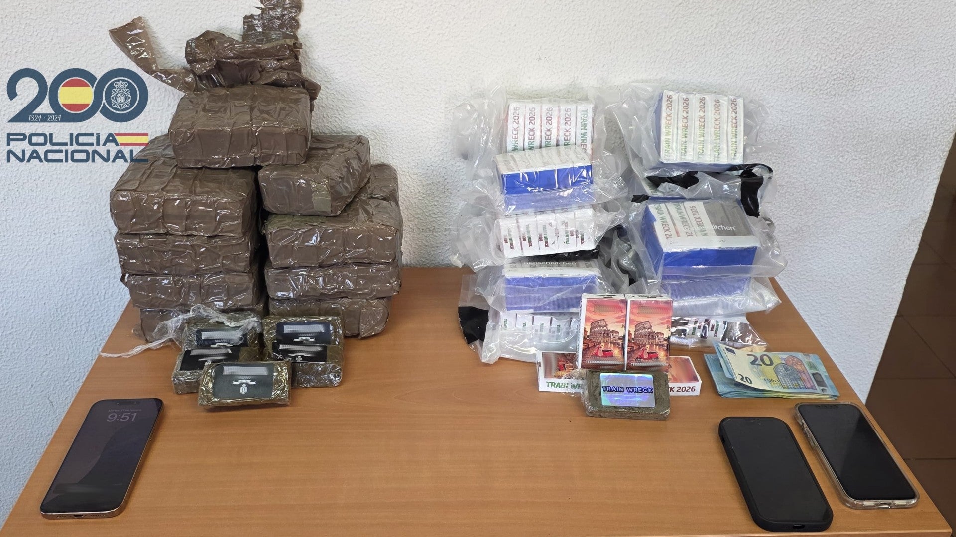 La Policía Nacional de Maó interviene 16 kilos de hachís ocultos en dos vehículos La Policía Nacional de Maó interviene 16 kilos de hachís ocultos en dos vehículos