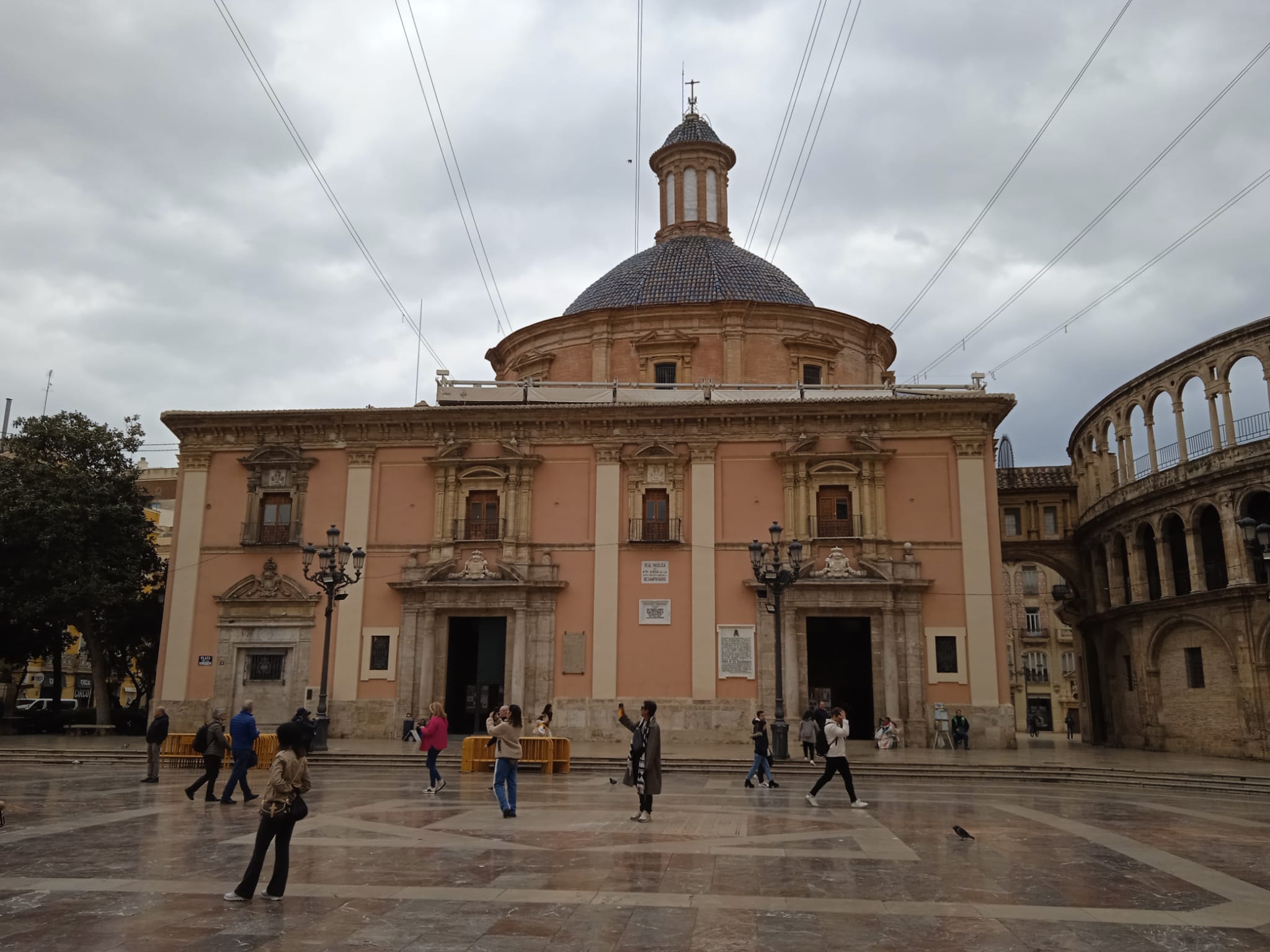 Comienza el desmontaje del toldo de la plaza de la Virgen Comienza el desmontaje del toldo de la plaza de la Virgen