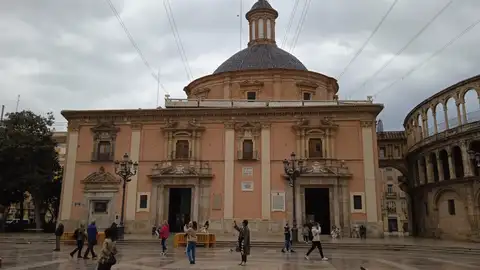 Fachada de la Basílica toldo