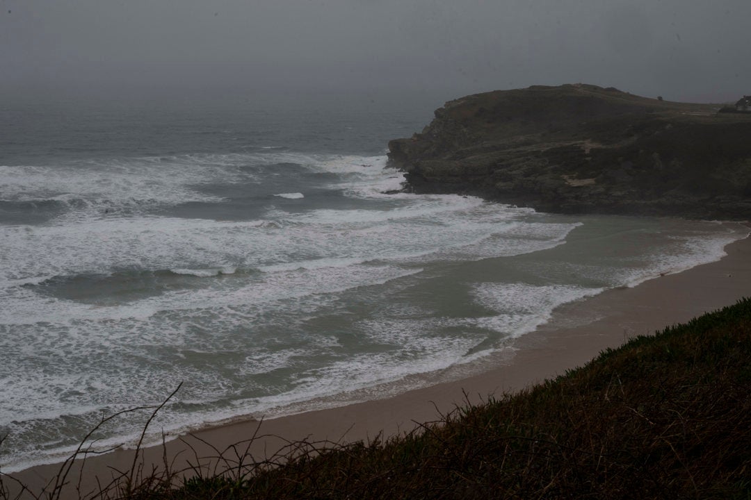 Vista del oleaje desde la localidad cántabra de Suances. Vista del oleaje desde la localidad cántabra de Suances.