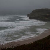 Vista del oleaje desde la localidad cántabra de Suances.