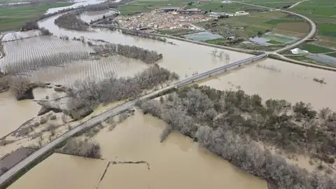 La crecida del Ebro a su paso por la localidad zaragozana de Pradilla La crecida del Ebro a su paso por la localidad zaragozana de Pradilla