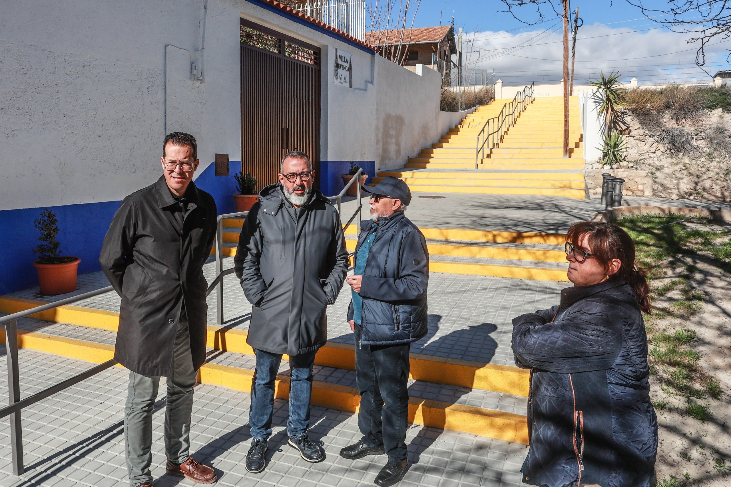 El Ayuntamiento de Elda remodela las escaleras por las que se accede a la estación de Renfe de la localidad El Ayuntamiento de Elda remodela las escaleras por las que se accede a la estación de Renfe de la localidad