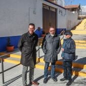 El Ayuntamiento de Elda remodela las escaleras de acceso a la estación de Renfe de la localidad.