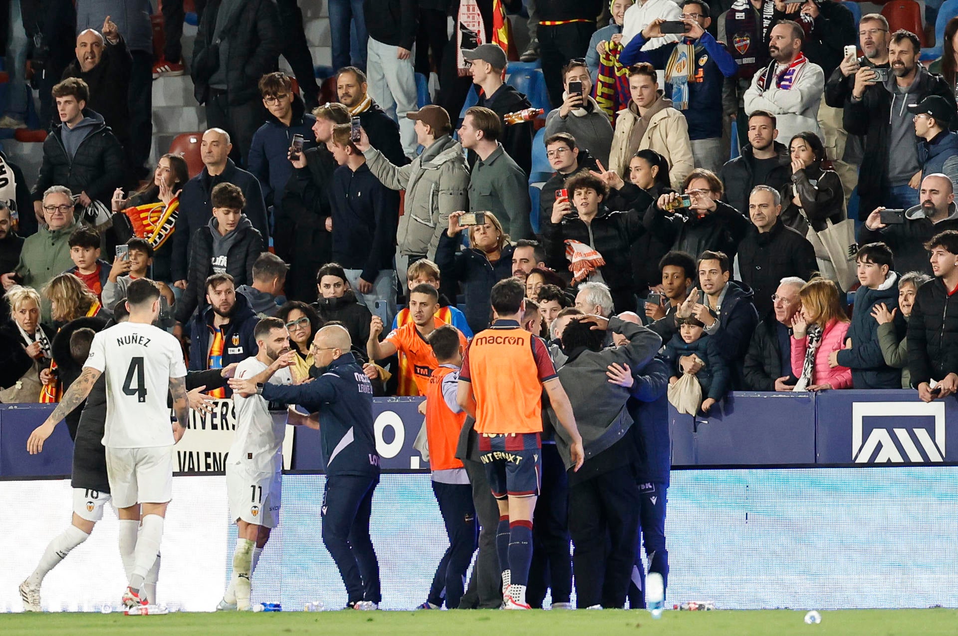 Identificado el aficionado que lanzó la botella a Cömert tras el derbi en el Ciutat Identificado el aficionado que lanzó la botella a Cömert tras el derbi en el Ciutat