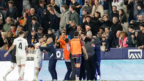 Identificado el aficionado que lanzó la botella a Cömert tras el derbi en el Ciutat Identificado el aficionado que lanzó la botella a Cömert tras el derbi en el Ciutat