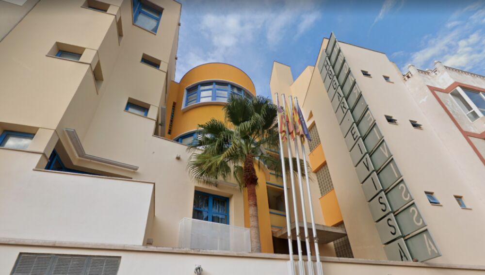 Fachada de la Llar Ibiza, en el número 13 de la calle Baleares