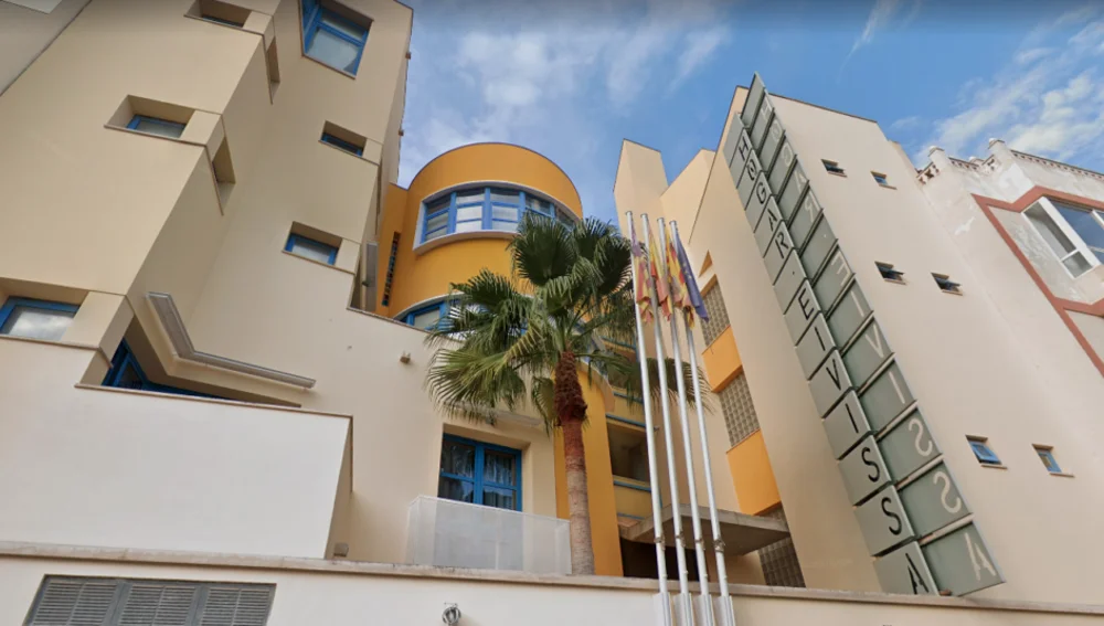 Fachada de la Llar Ibiza, en el número 13 de la calle Baleares Fachada de la Llar Ibiza, en el número 13 de la calle Baleares