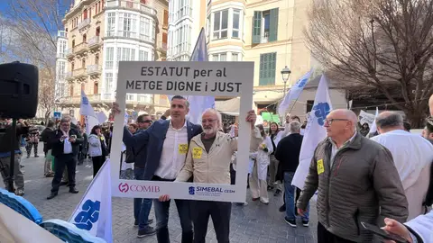 Unos 200 médicos se concentran en Palma al acabar la primera semana de huelga contra el Estatuto Marco. Unos 200 médicos se concentran en Palma al acabar la primera semana de huelga contra el Estatuto Marco.