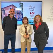 En el centro de la imagen, Aurora Rodil, concejala de Infancia en Elche.