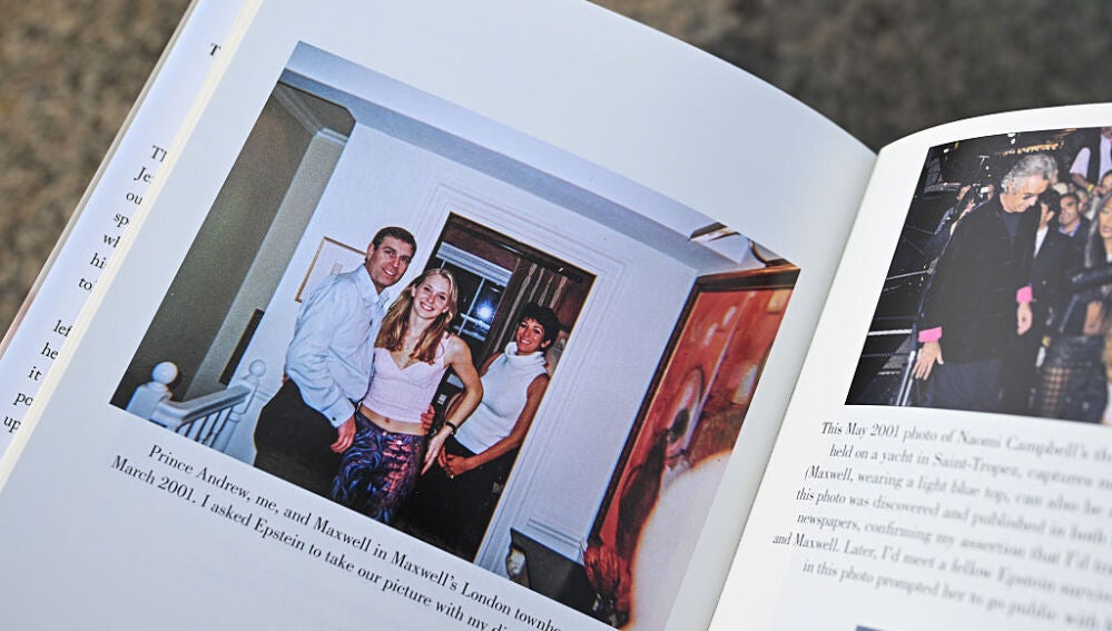 Captura de pantalla de las memorias de Virginia Giuffre en la que se ve la fotografía del expríncipe Andrés con ella cuando era menor