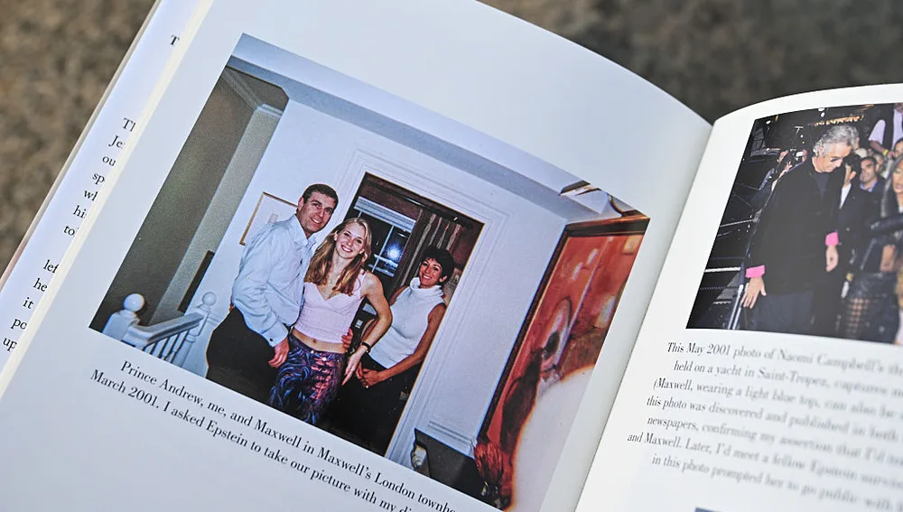 Captura de pantalla de las memorias de Virginia Giuffre en la que se ve la fotografía del expríncipe Andrés con ella cuando era menor Captura de pantalla de las memorias de Virginia Giuffre en la que se ve la fotografía del expríncipe Andrés con ella cuando era menor