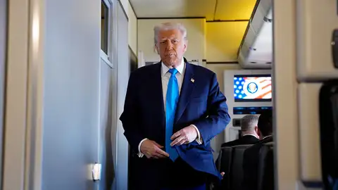 Imagen de archivo del presidente de EEUU, Donald Trump, en el Air Force One Imagen de archivo del presidente de EEUU, Donald Trump, en el Air Force One