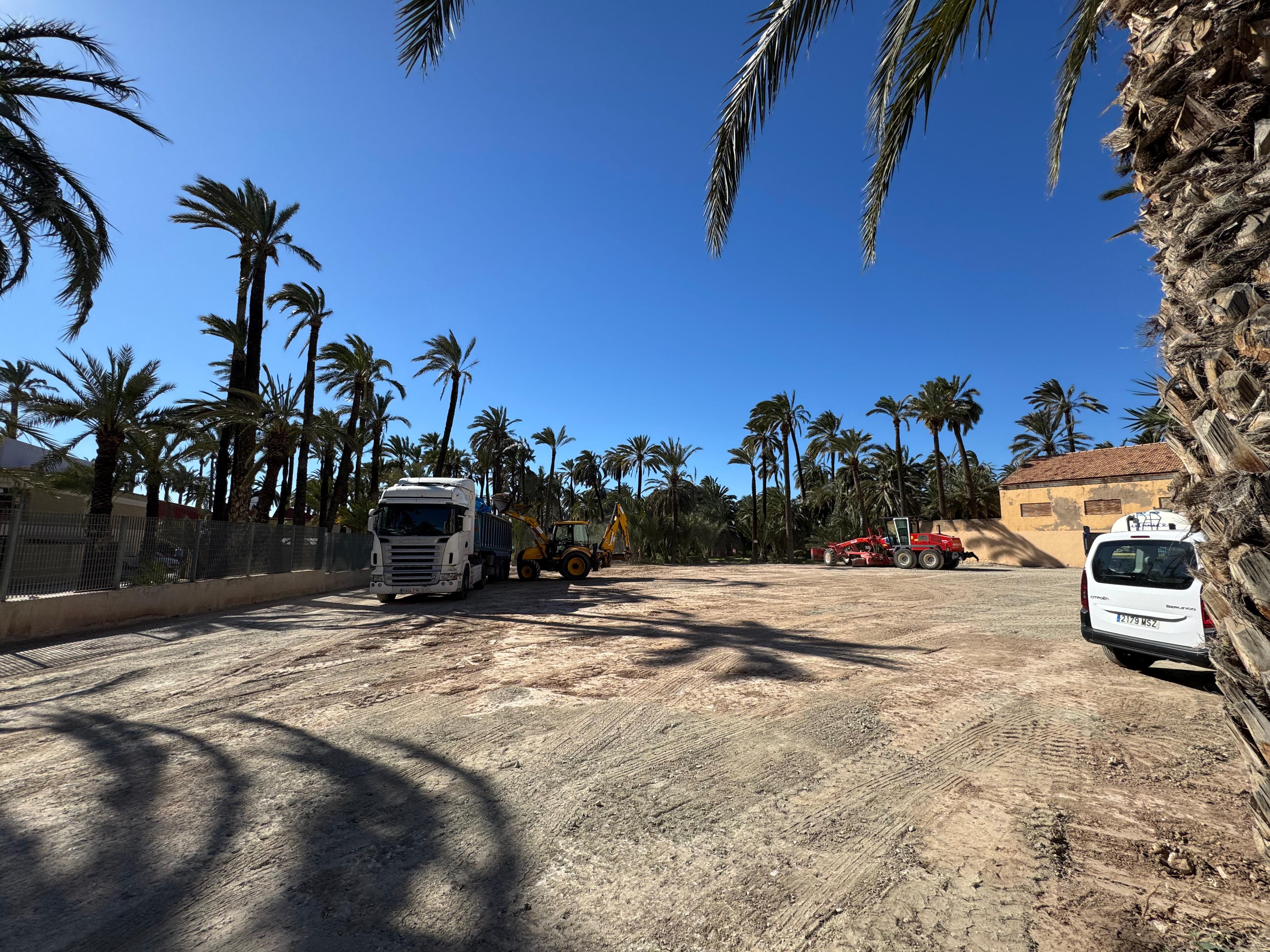 Elche acondiciona con zahorra dos solares en Puertas Coloradas que se usan como aparcamiento Elche acondiciona con zahorra dos solares en Puertas Coloradas que se usan como aparcamiento