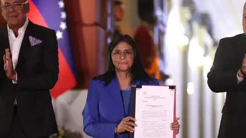 La presidenta encargada de Venezuela, Delcy Rodríguez, sostiene el documento de la ley de amnistía este jueves, en Caracas (Venezuela). La presidenta encargada de Venezuela, Delcy Rodríguez, sostiene el documento de la ley de amnistía este jueves, en Caracas (Venezuela).