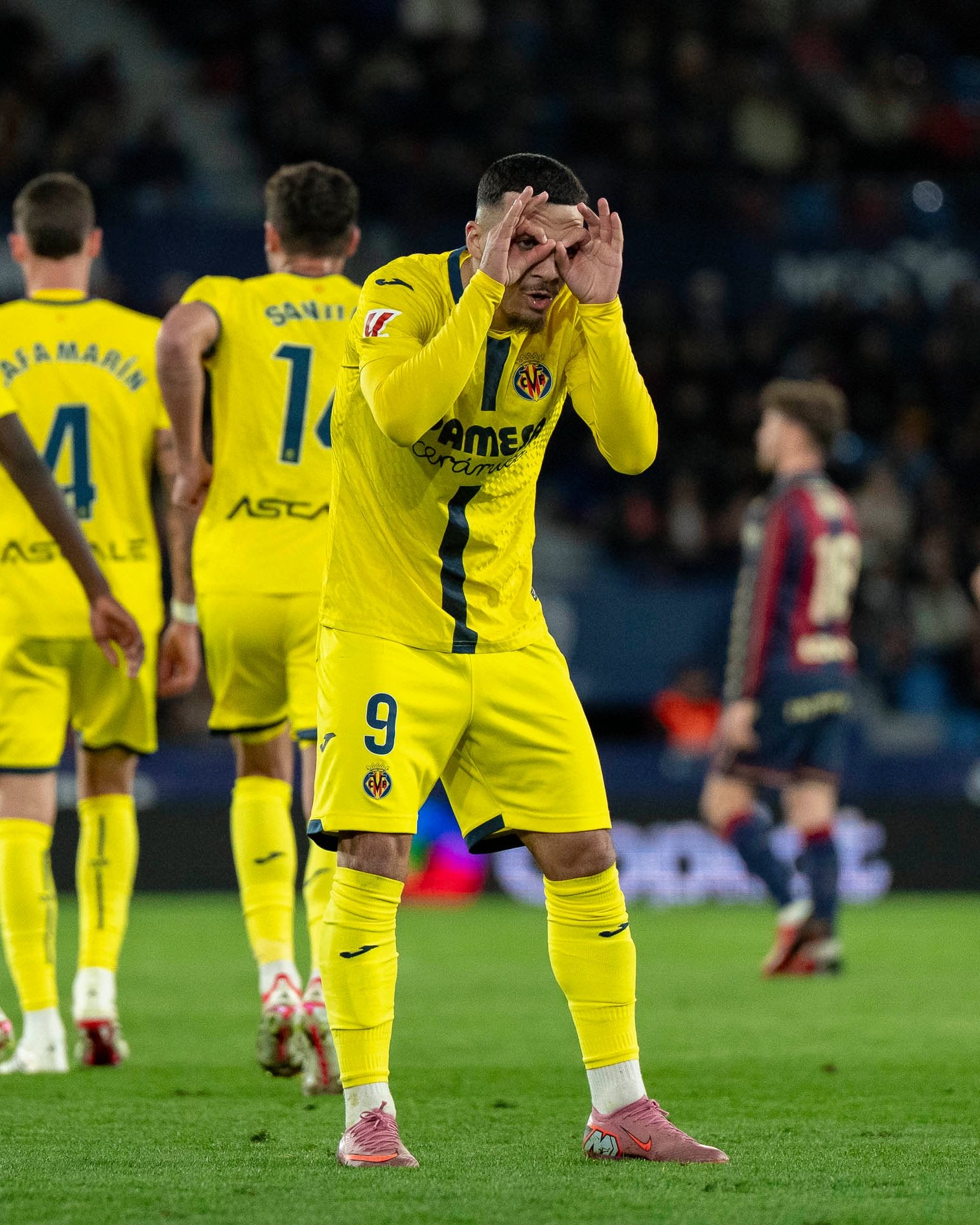 Mikautadze ya lidera el ataque del Villarreal Mikautadze ya lidera el ataque del Villarreal