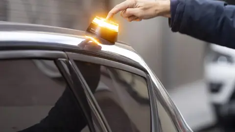 La baliza V16 es obligatoria en España desde el 1 de enero de 2026 La baliza V16 es obligatoria en España desde el 1 de enero de 2026/ Eduardo Parra / Europa Press