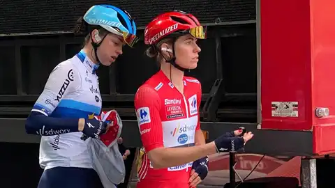 La neerlandesa Demi Vollering, ganadora de las dos últimas ediciones, con el jersey rojo de líder La neerlandesa Demi Vollering, ganadora de las dos últimas ediciones, con el jersey rojo de líder