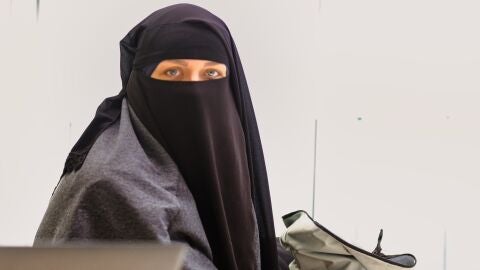 Imagen de una mujer con niqab