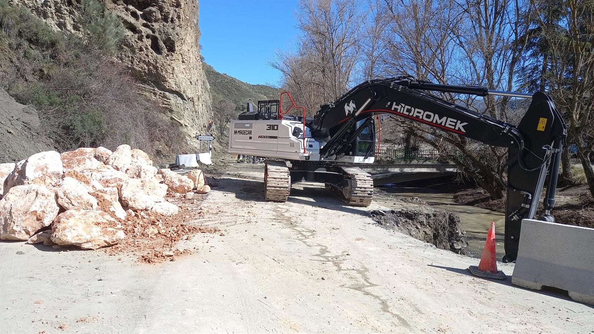 Dúdar derribará la próxima semana el puente de Aguas Blancas tras habilitar un acceso alternativo Dúdar derribará la próxima semana el puente de Aguas Blancas tras habilitar un acceso alternativo