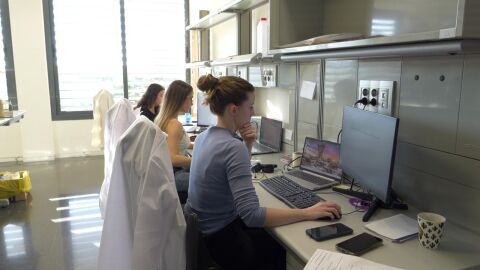 Investigadoras de la Fundaci&oacute;n S&iacute;ndrome de Cravet en el nuevo laboratorio del PCUMH