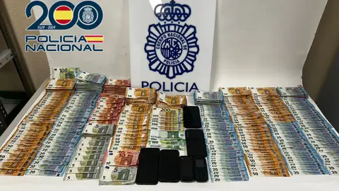 Parte del dinero intervenido por la Policía Nacional en la operación. Parte del dinero intervenido por la Policía Nacional en la operación.
