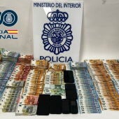 Parte del dinero intervenido por la Policía Nacional en la operación.