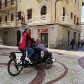 Elche ha reactivado sus paseos gratuitos para personas mayores y con movilidad reducida.