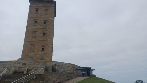 Operarios ultimando la reapertura de la Torre de H&eacute;rcules