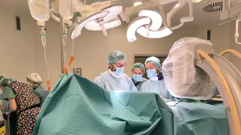 Sanitarios operan en uno de los quirófanos del Hospital de Inca. Sanitarios operan en uno de los quirófanos del Hospital de Inca.