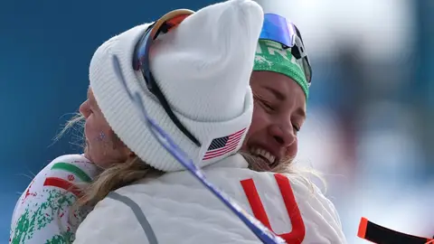 El abrazo entre Jessie Diggins (EEUU) y Samaneh Beyrami (Irán) que muestra la deportividad de los Juegos Olímpicos El abrazo entre Jessie Diggins (EEUU) y Samaneh Beyrami (Irán) que muestra la deportividad de los Juegos Olímpicos