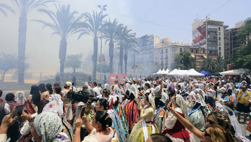 Una mascletà en la Plaza de Los Luceros de Alicante Una mascletà en la Plaza de Los Luceros de Alicante
