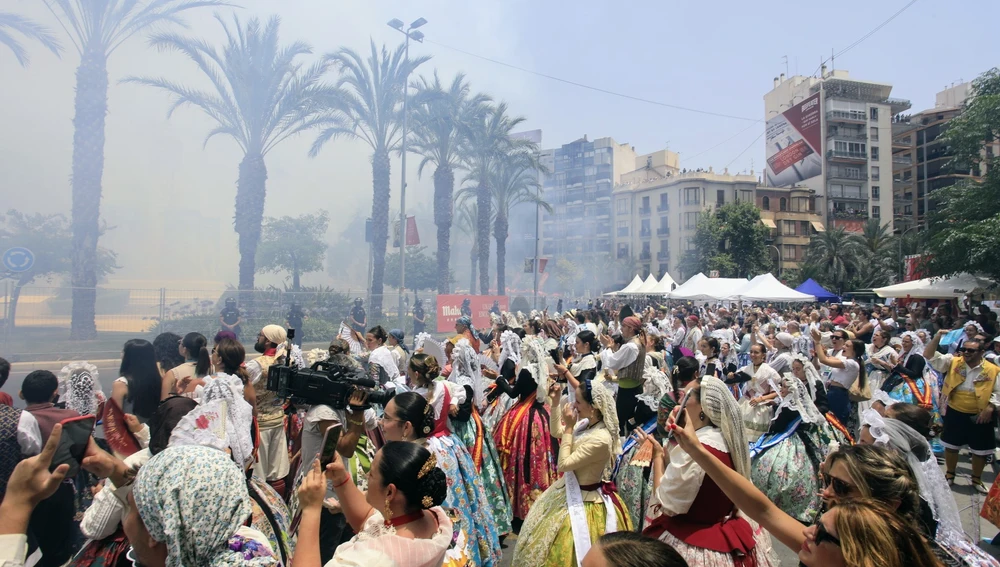 Una mascletà en la Plaza de Los Luceros de Alicante Una mascletà en la Plaza de Los Luceros de Alicante