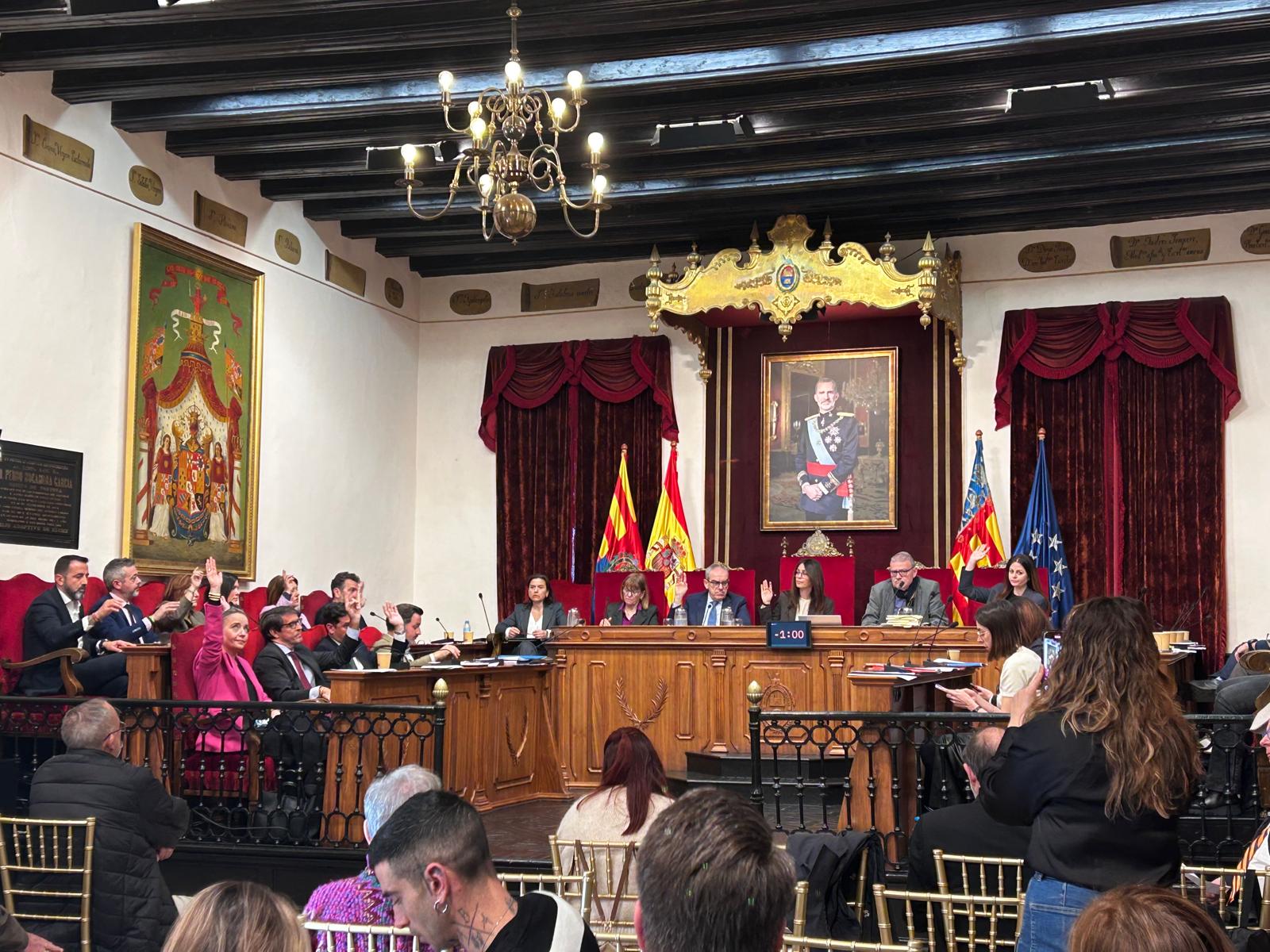 PP y Vox en Elche suman contra la regularización extraordinaria de migrantes entre críticas del PSOE y Compromís PP y Vox en Elche suman contra la regularización extraordinaria de migrantes entre críticas del PSOE y Compromís