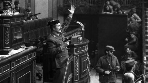 El Teniente Coronel Antonio Tejero durante la toma del Congreso de los Diputados El Teniente Coronel Antonio Tejero durante la toma del Congreso de los Diputados