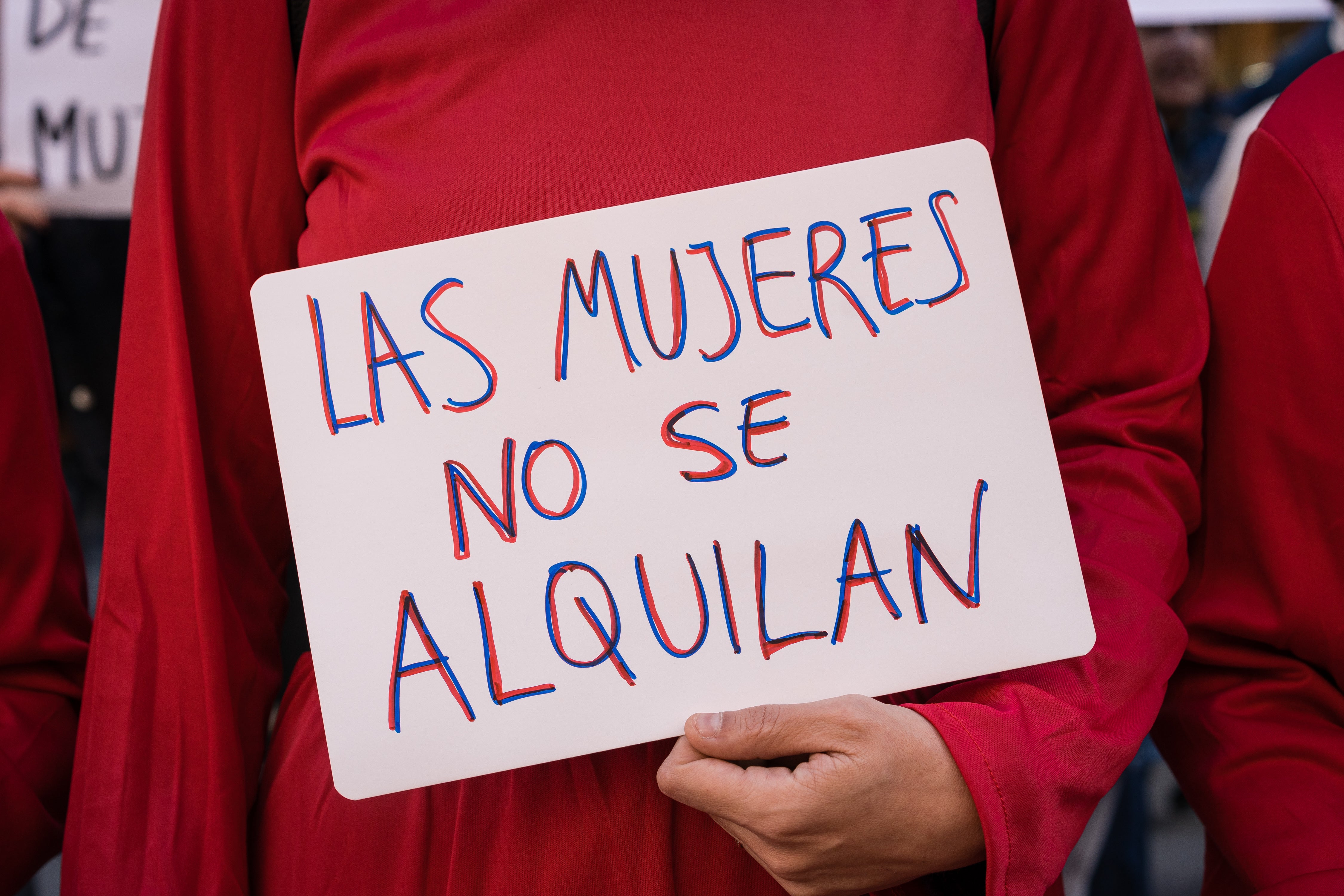 Una mujer con una pancarta que reza 'Las Mujeres no se Alquilan' se manifiesta frente al Ministerio de Justicia el 22 de abril de 2023, en Madrid (España) Una mujer con una pancarta que reza 'Las Mujeres no se Alquilan' se manifiesta frente al Ministerio de Justicia el 22 de abril de 2023, en Madrid (España)
