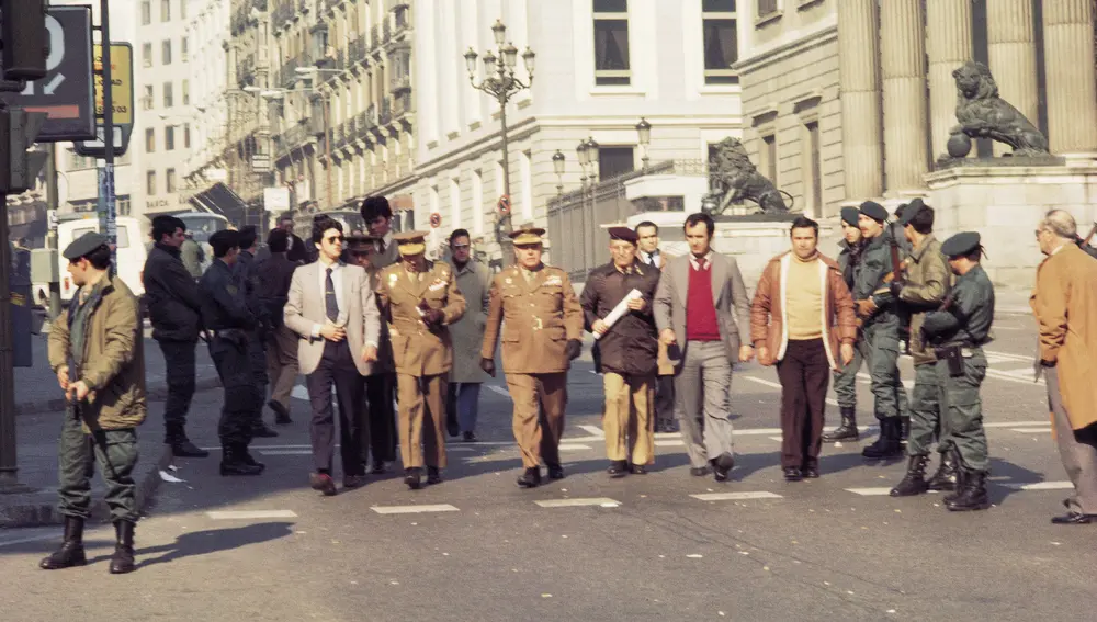 Alfonso Armada abandonando el Congreso de los Diputados. Alfonso Armada abandonando el Congreso de los Diputados.