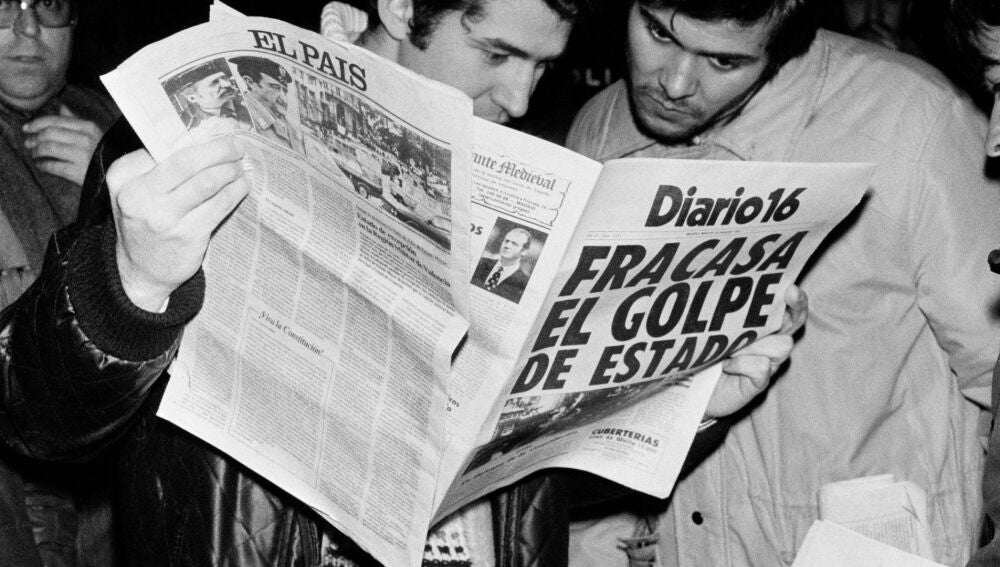 Ciudadanos leyendo los periódicos que informaban del fracaso del golpe de Estado.
