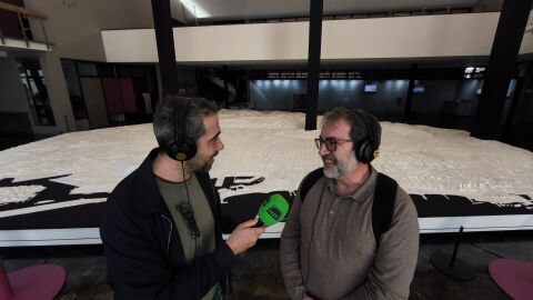 L'&Agrave;ngel Garcia explicant els secrets de la maqueta de Barcelona