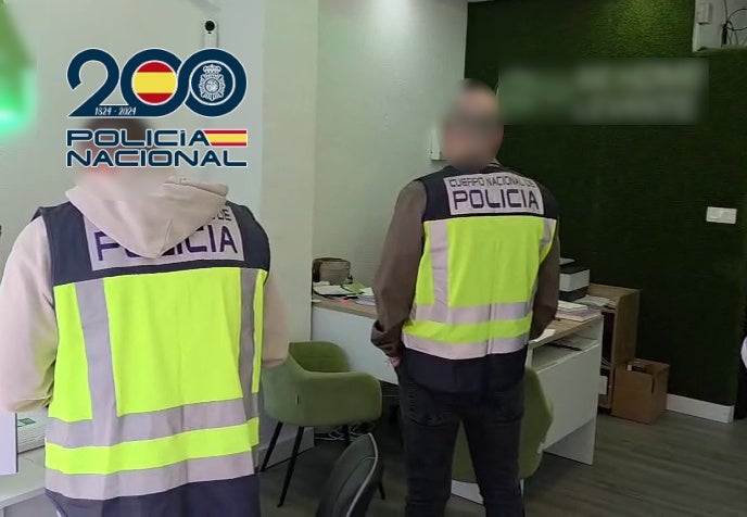 Detenidos en Alicante cuatro agentes inmobiliarios por engañar y estafar a extranjeros en la compra de viviendas que nunca se formalizaron legalmente Detenidos en Alicante cuatro agentes inmobiliarios por engañar y estafar a extranjeros en la compra de viviendas que nunca se formalizaron legalmente