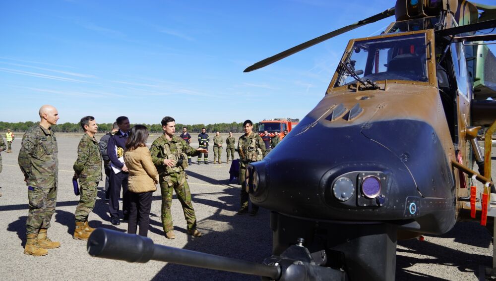 Margarita Robles ha visitado el batallón de helicópteros de Almagro