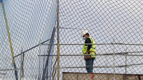 Imagen de archivo de un trabajador en una obra. Imagen de archivo de un trabajador en una obra.