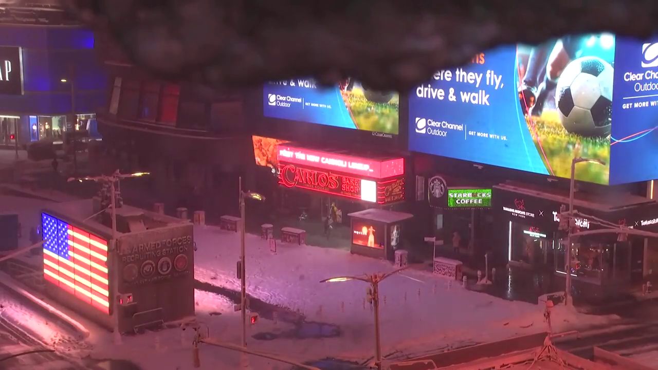 El impactante vídeo de la mayor nevada de la historia en Nueva York: un manto de nieve sobre Times Square El impactante vídeo de la mayor nevada de la historia en Nueva York: un manto de nieve sobre Times Square